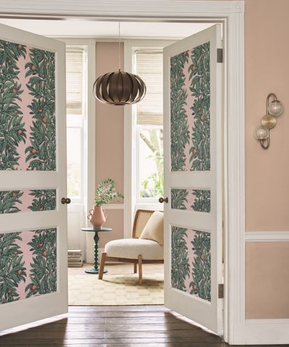 Wallpapered doors: the trend that brings pattern and color to forgotten ...