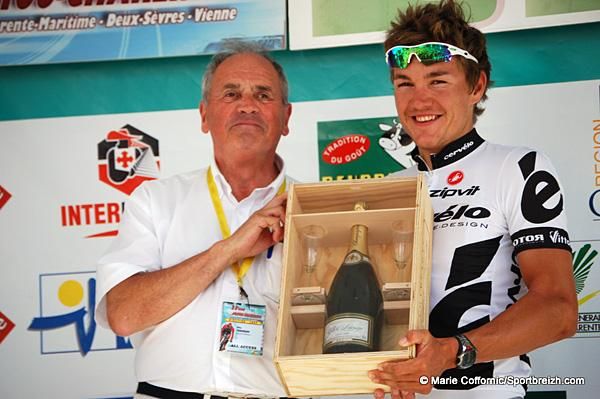 Heinrich Haussler (Cerv&eacute;lo TestTeam) with his wine for winning the final stage.