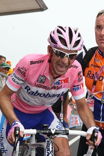 Denis Menchov (Rabobank) lost time to Danilo Di Luca in the sprint, where Stefano Garzelli got past him and snatched the time bonus.