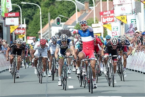 French champion Nacer Bouhanni (FDJ-Big Mat) turned on the speed to win the opening stage.