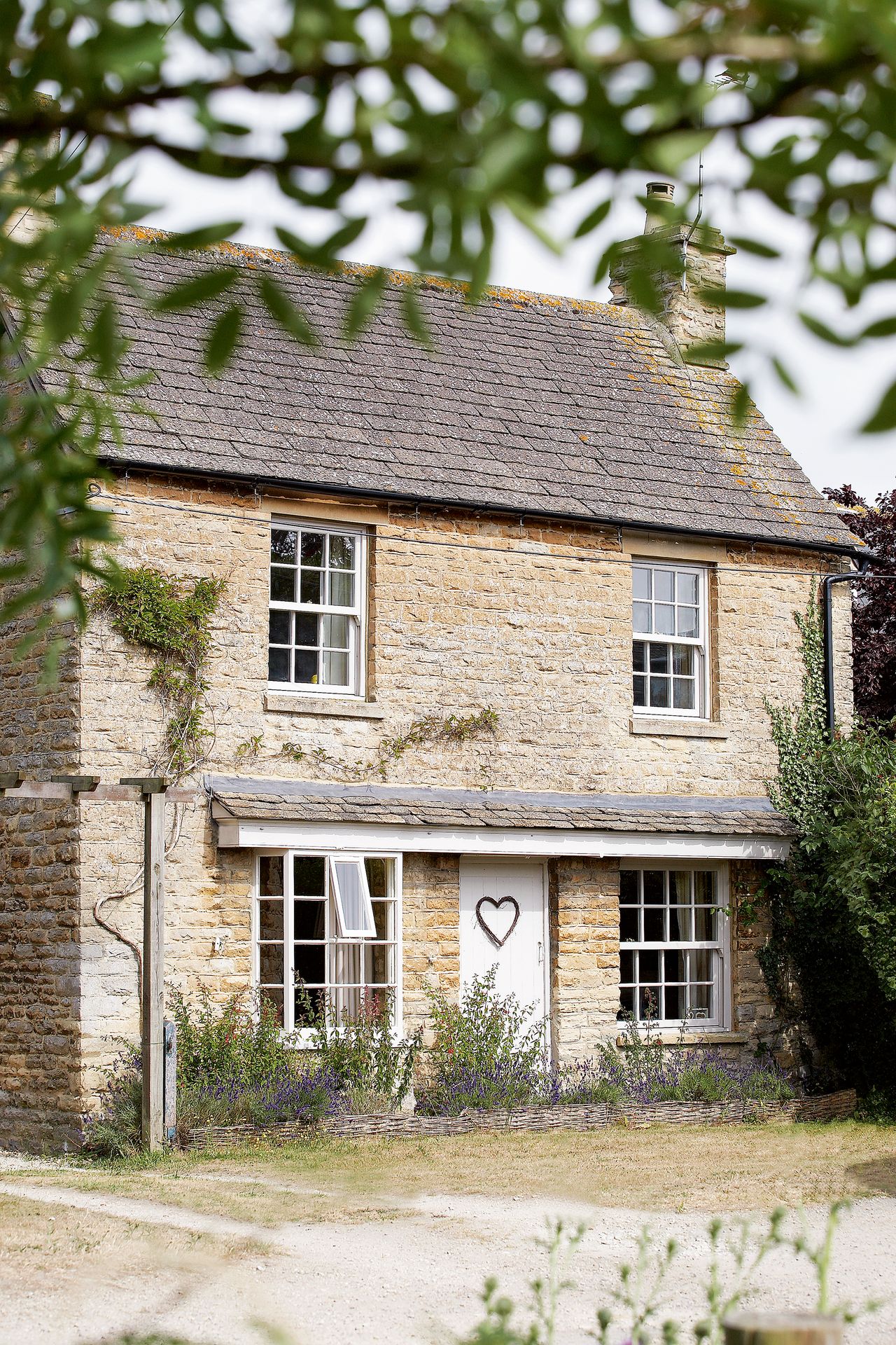 exterior_cottage_house_roof_white_door