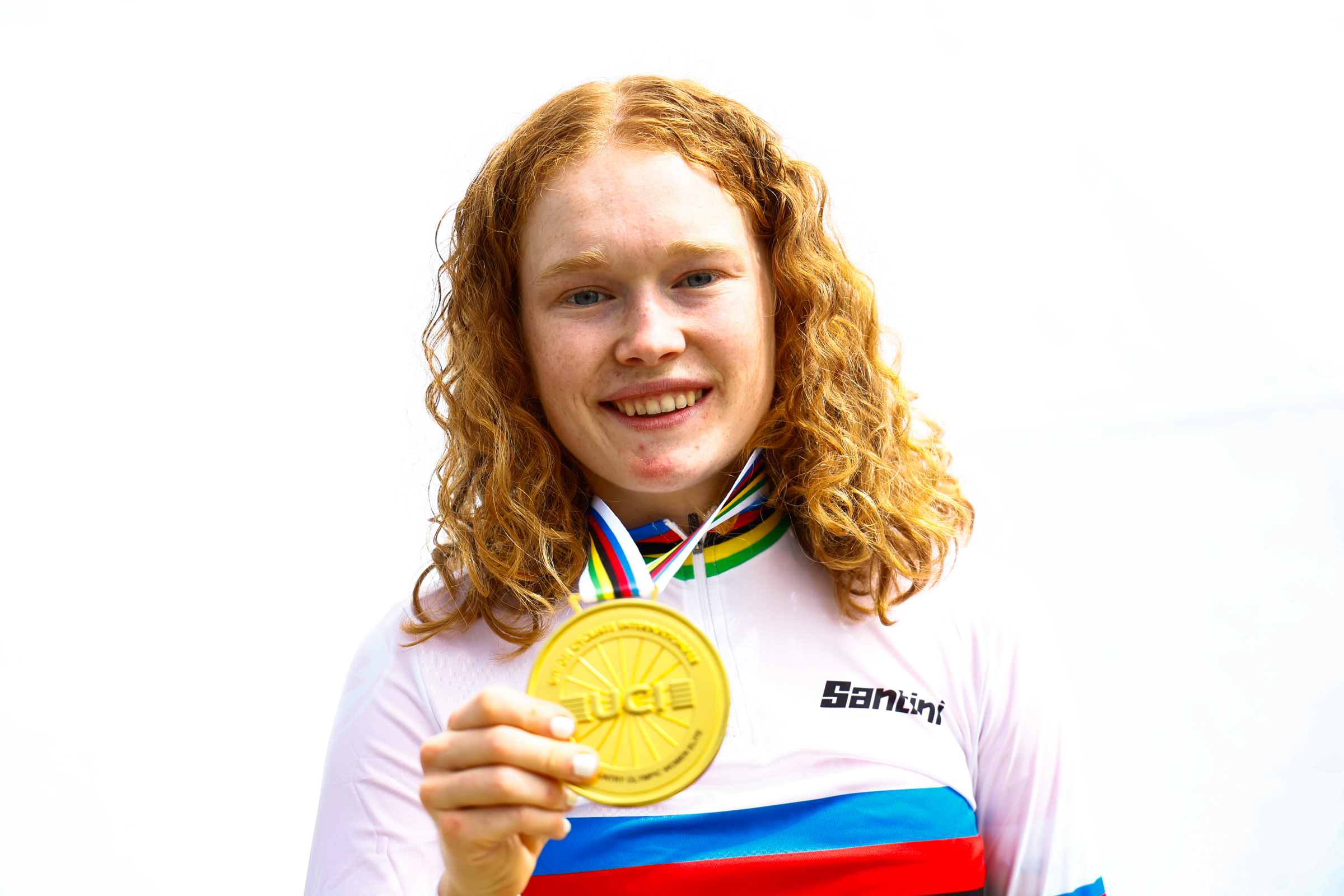 Puck Pieterse with her mountain bike gold medal