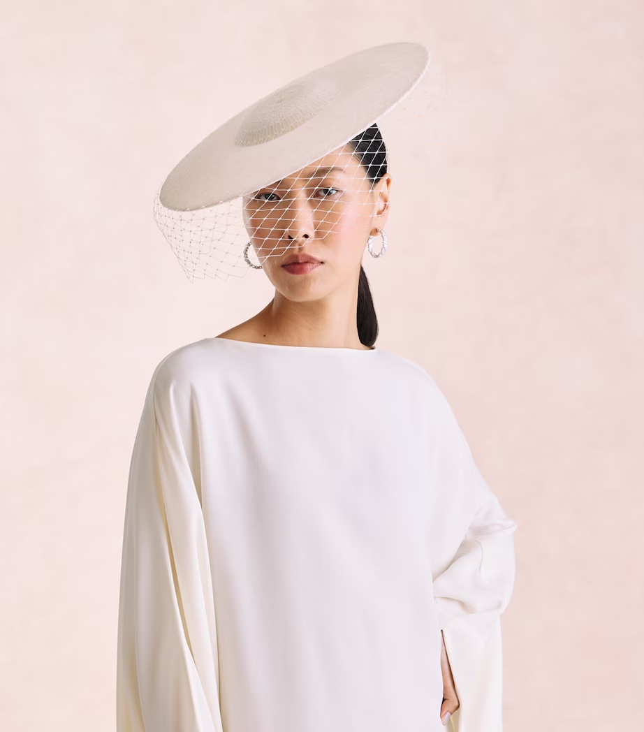 Emily London, Zaehtia Hat