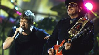 Carlos Santana (R) and Rob Thomas perform during the 42d Annual Grammy Awards in Los Angeles, 23 February, 2000. Santana received eight awards including Record of the Year.