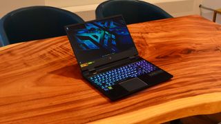 Acer Predator Helios 300 (2022) su un tavolo in legno