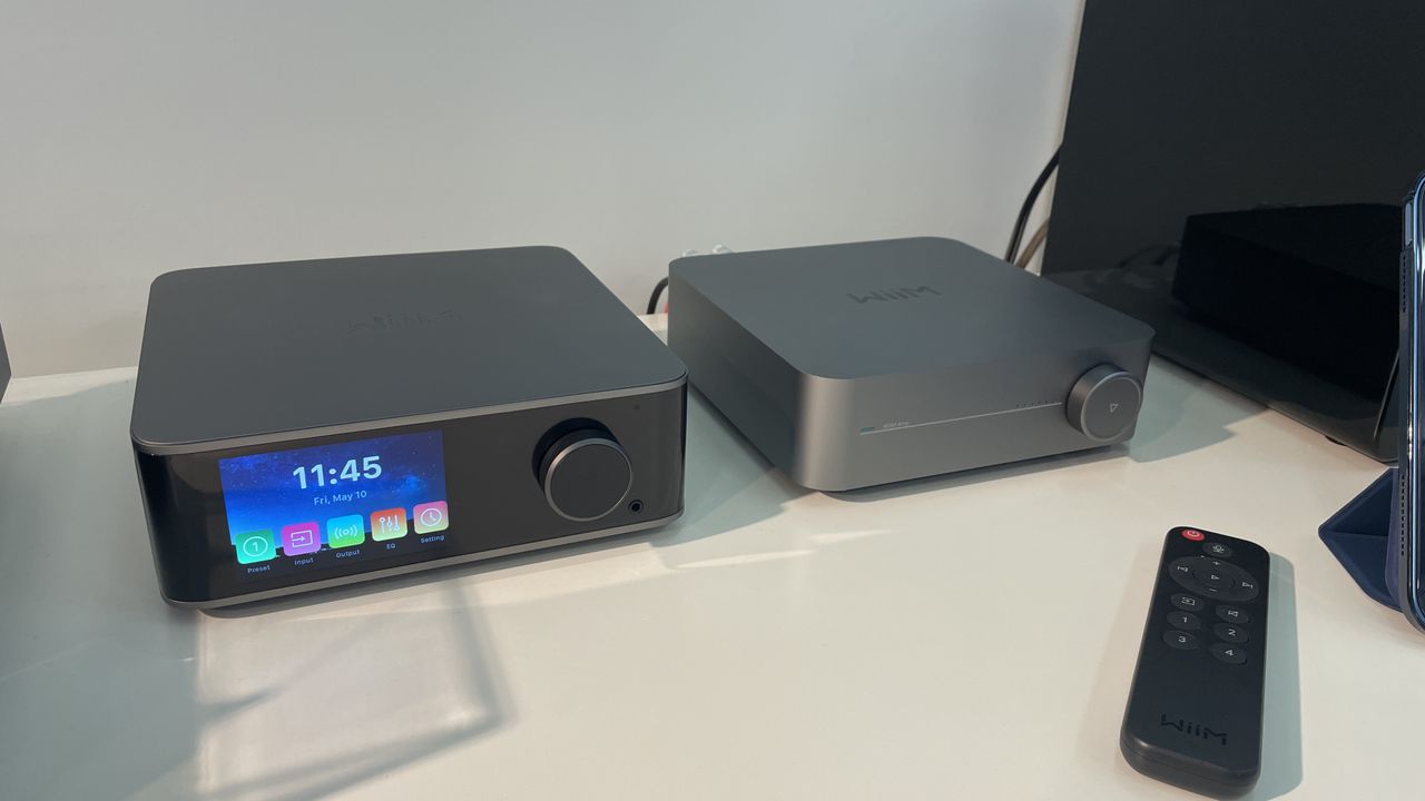WiiM Ultra and WiiM Amp with remote