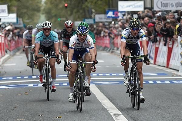 Jonathan Hivert and Jens Keukeleire come to the line in 8th and 9th