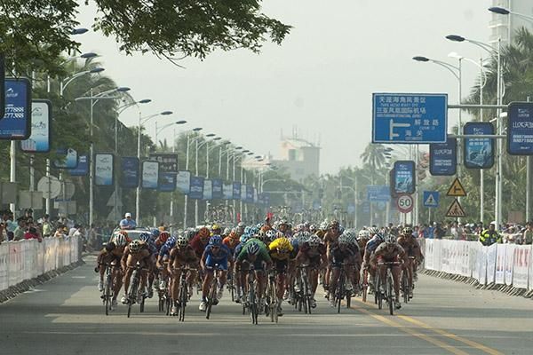 The peloton charge to the line for the final time in Sanya.