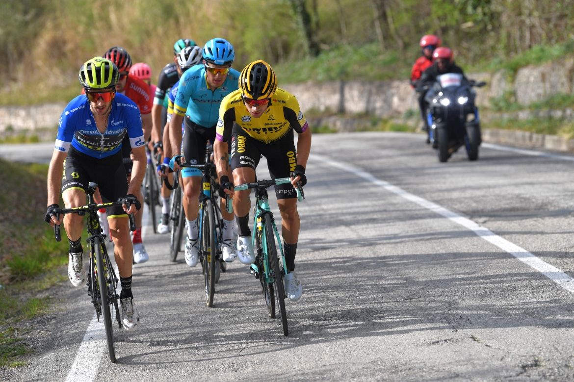 The powerful chase group, led by Adam Yates (Mitchelton-Scott) hunting down Lutsenko