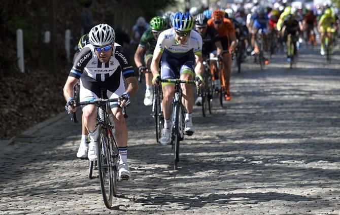 A series of attacks puts the peloton into single file