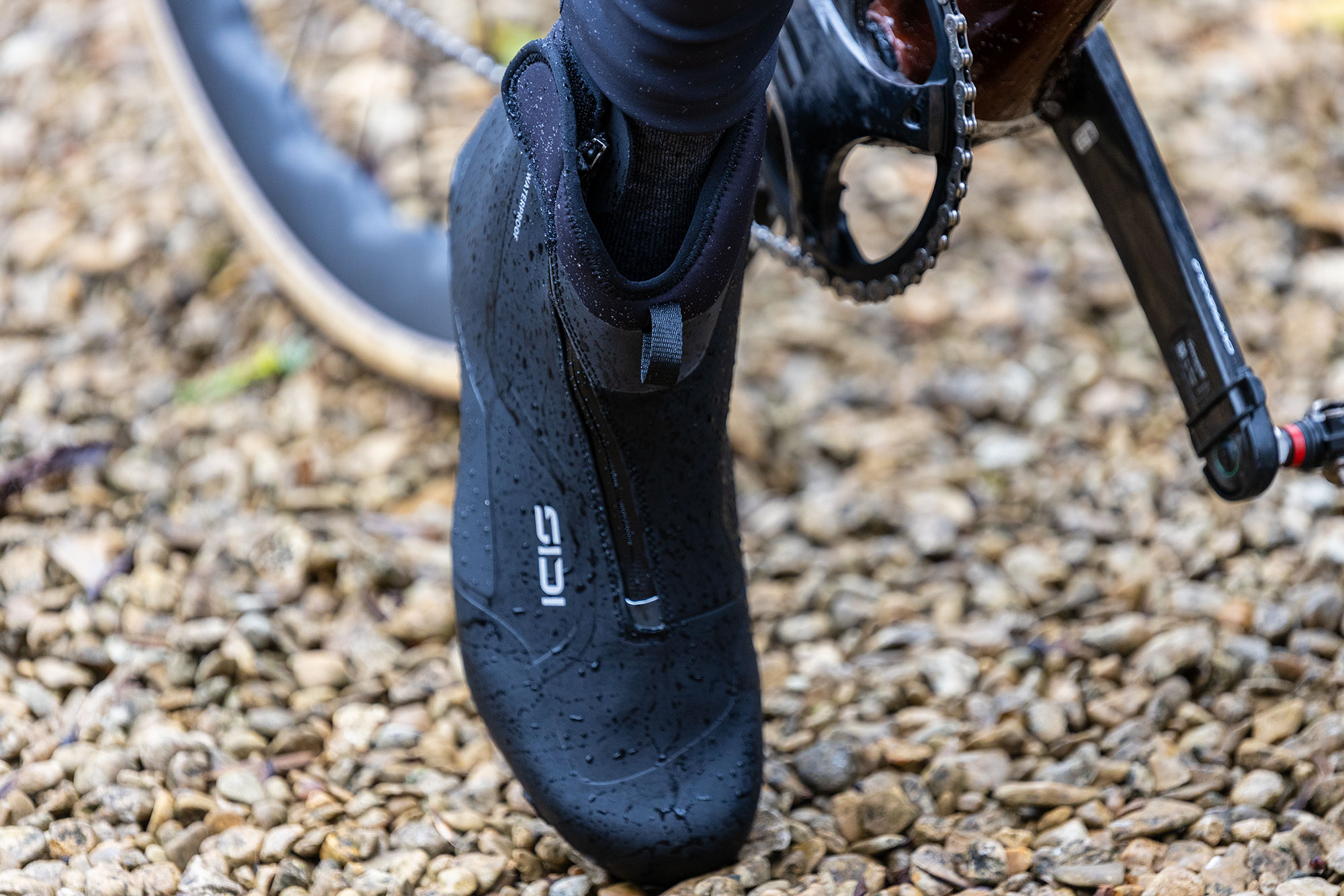 Photo shows gap between neoprene cuff and ankle