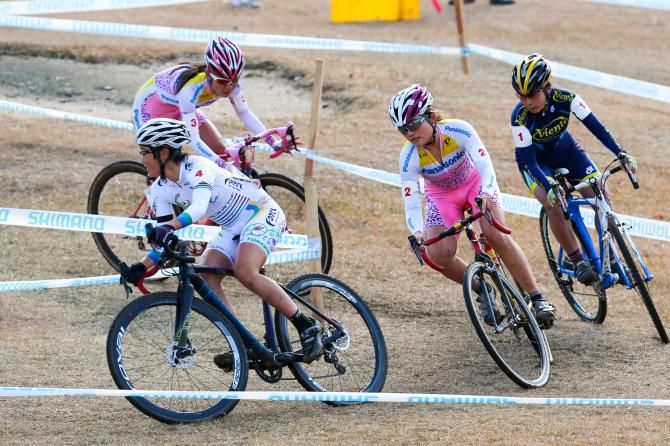 Sakiko Miyauchi (Club Viento), Eri Yonamine (Team Forza), Kiyoka Sakaguchi (Panasonic Ladies) and Ayako Toyooka (Panasonic Ladies) all cornering
