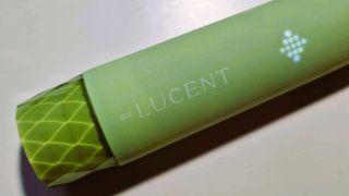Närbild på den nedre delen av Be Lucent Prism, som visar kristalldetaljen i botten, logon och LED-skärmen.
