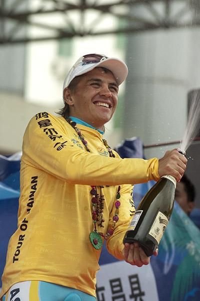 Kazakhstan's Valentin Iglinskiy (Astana) will take a twenty second lead over Johnnie Walker (Footon Servetto) into the sixth stage tomorrow.