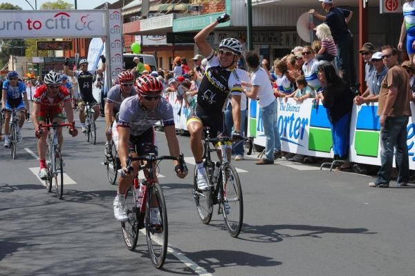 Richard Lang claims victory at the 2009 Goulburn to Citi.