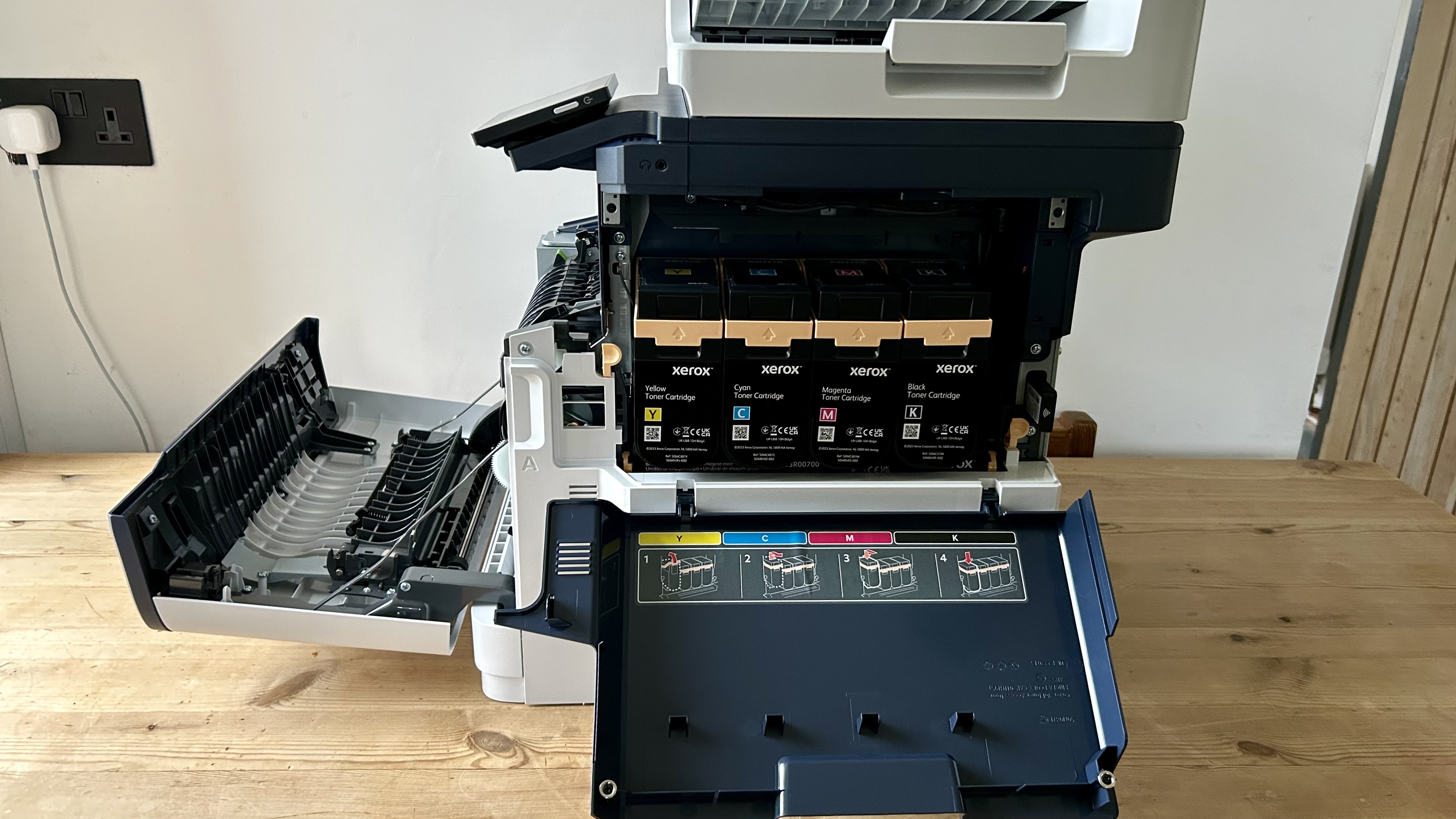 Impressora a laser Xerox C325 em um escritório doméstico em nossos testes