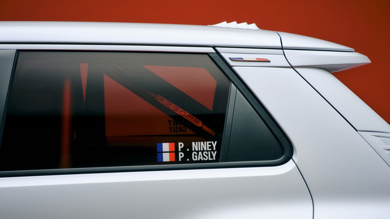 Spot the croc: details of Beware of the Crocodile - Alpine Lacoste A290 Rallye