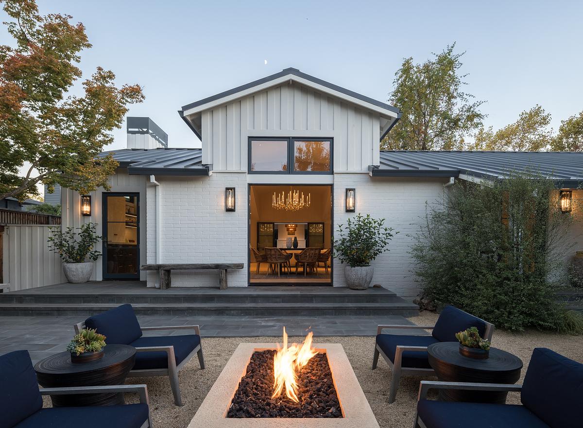 A garden with firepit