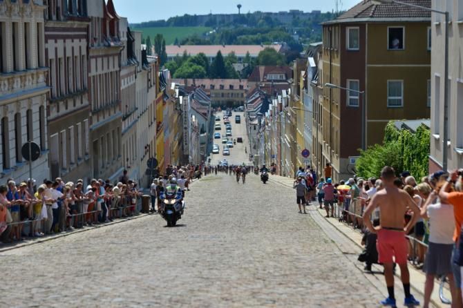 The peloton on the first passage of the steep wall in Meerane