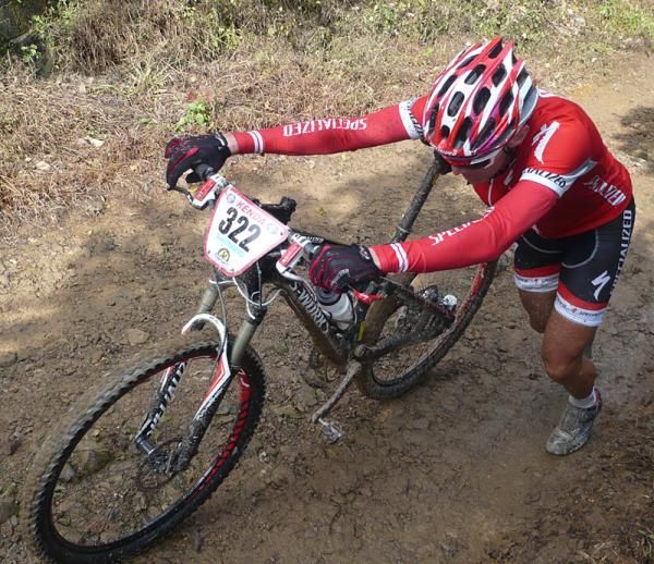 Alexander Sanchez&nbsp;pushes his bike.
