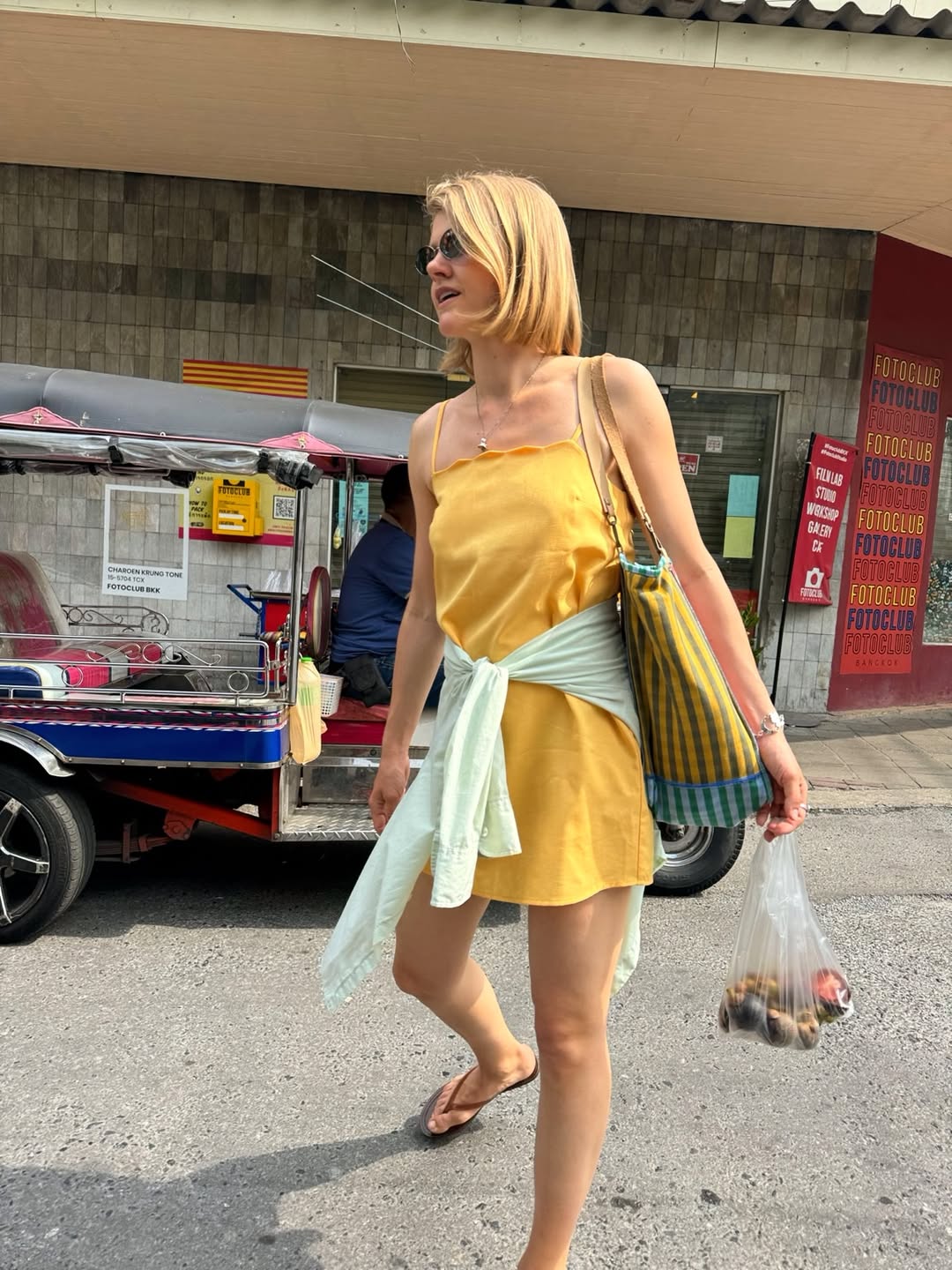 Influencer Amalie Nielsen wearing a sunshine yellow dress.