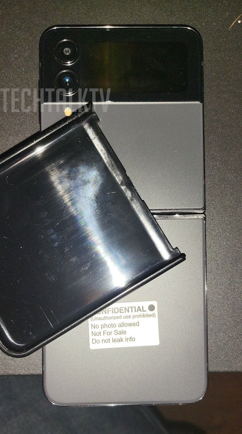 Live images of the Galaxy Z Flip 4 in its folded and unfolded form