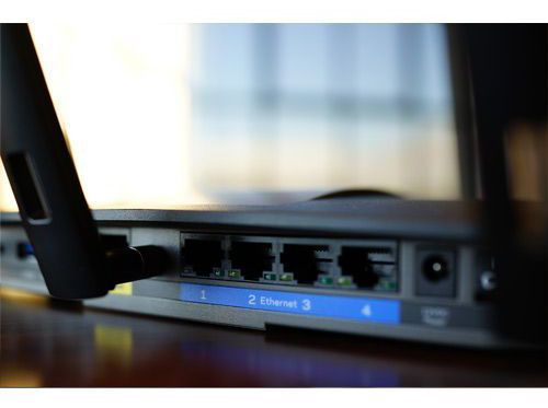 With four Gigabit LAN ports, this Linksys router offers unhampered internet access.