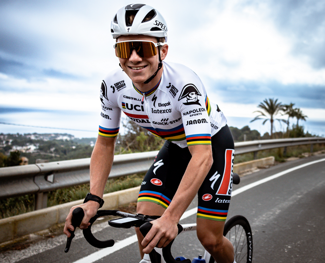 Remco Evenepoel shows off his 2023 Soudal Quick-Step rainbow jersey