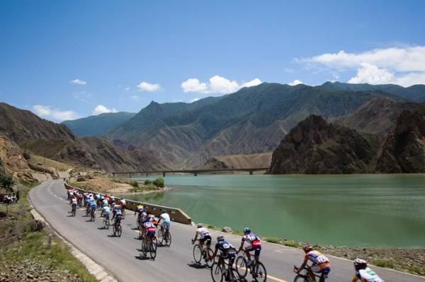 The second half of stage 1 passed some nice scenery.