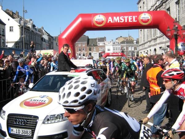 The peloton and the lead car