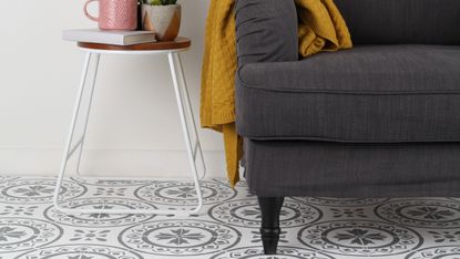 Floor stencils: Sofa with patterned painted floor
