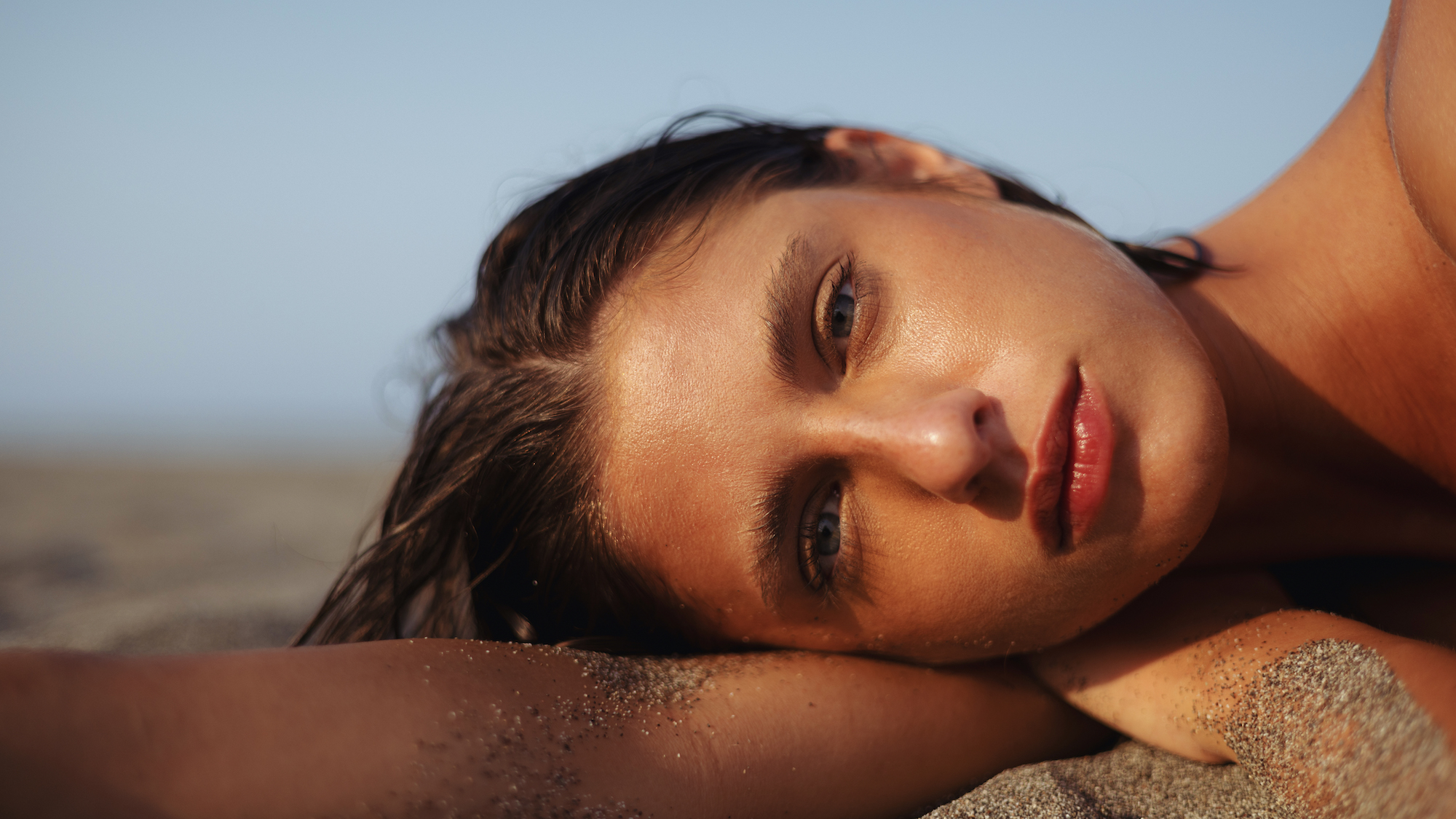 best tanning water - woman with bronzed glowy skin
