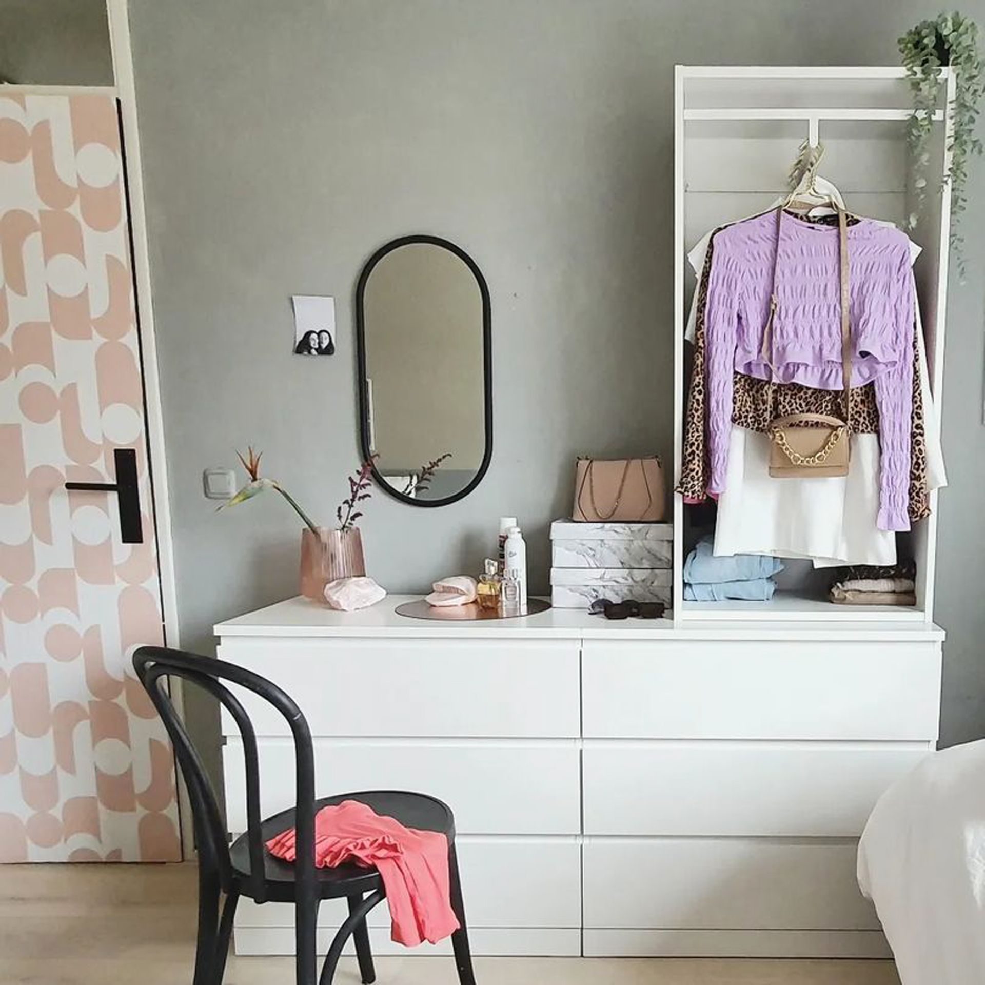 Kamar tidur feminin yang lucu dengan wallpaper geo pastel di pintu