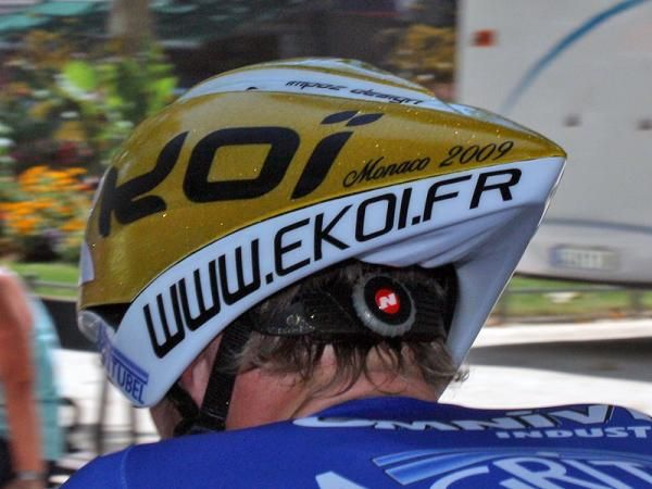 The rear of the helmet is fully enclosed (proven in the wind tunnel by several teams to be faster than an open bottom) and the dial-type retention system looks easy to use.