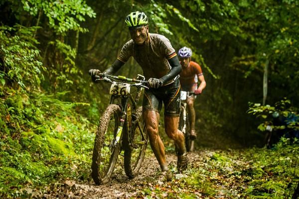 Hannes Genze (Germany) pushes his bike