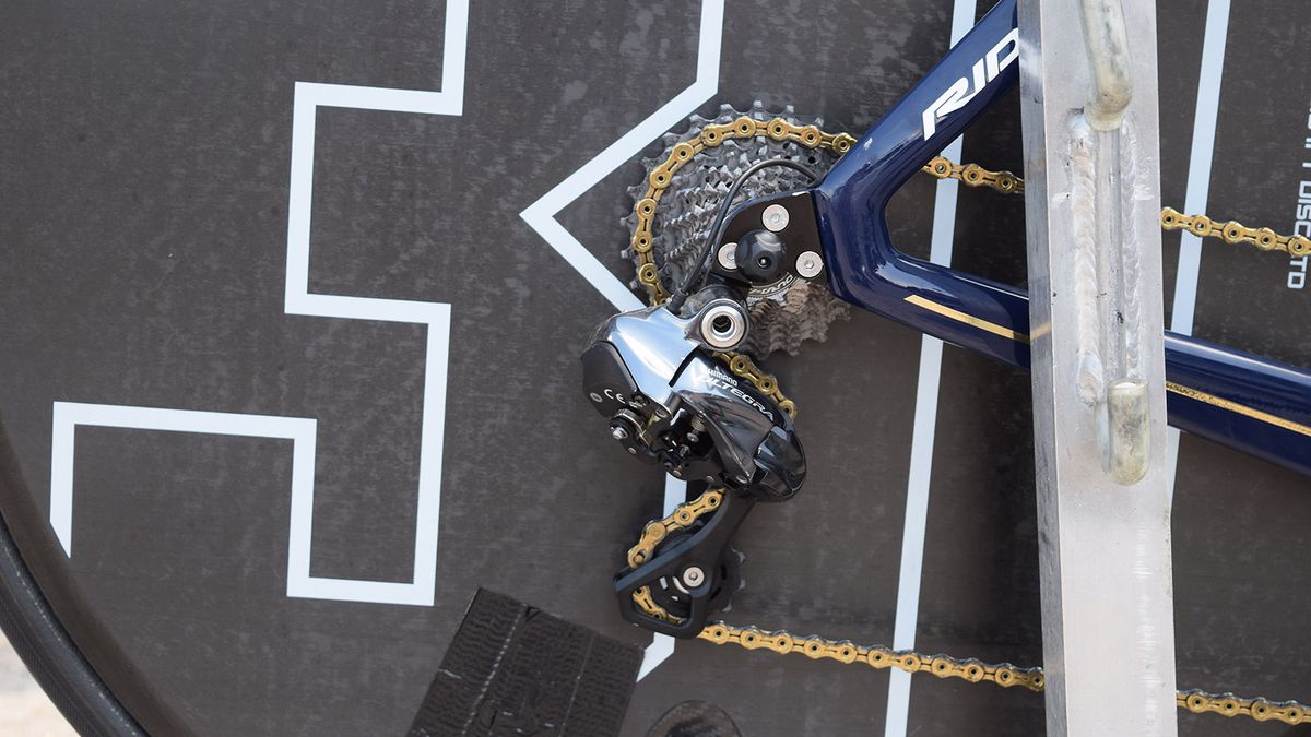 Likely as a cost cutting measure, Aqua Blue Sport use Shimano Ultegra Di2 derailleurs on their TT setups and opt for SRAM on their road bikes
