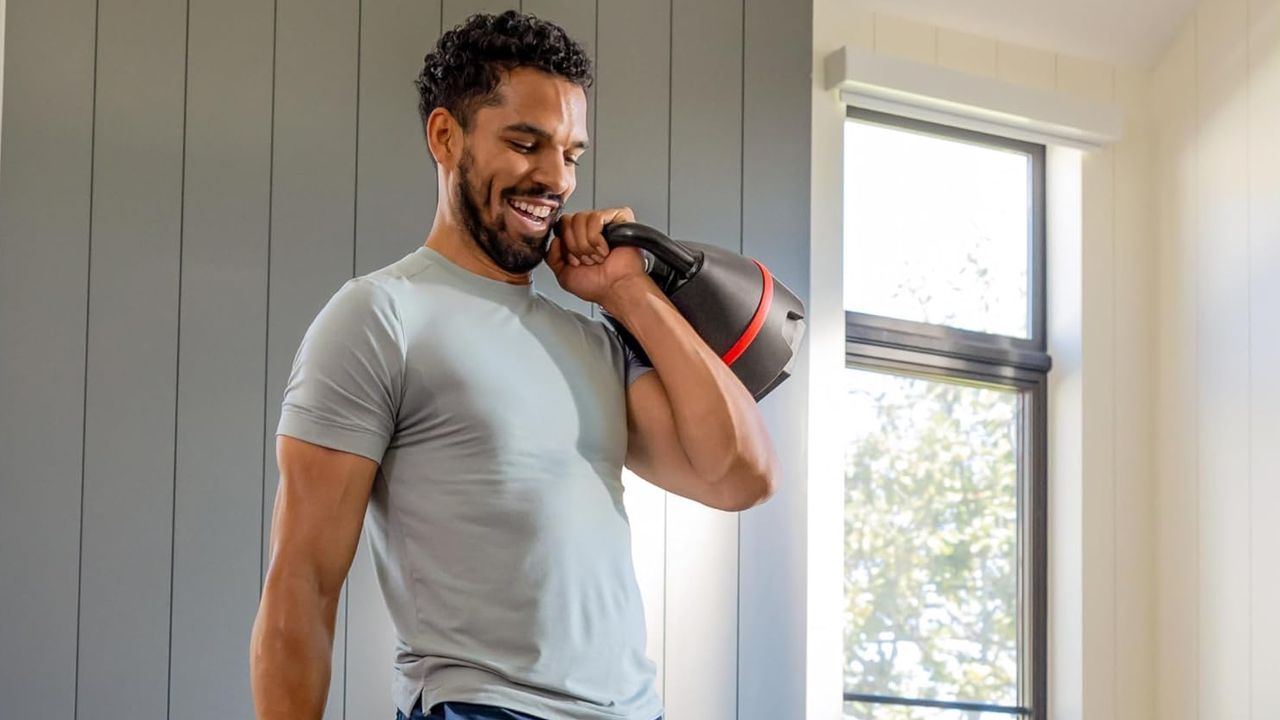 Man exercising with the Bowflex SelectTech 840