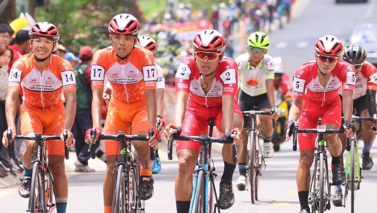 The chasing group finishes stage 15