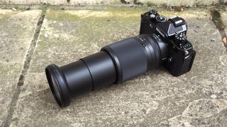 Objectif Nikon Z 28-400mm f/4-8 VR sur une surface en béton