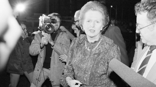 Black and white picture of Margaret Thatcher speaking to journalists outside Downing Street