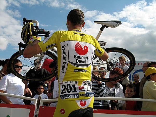 David Millar (Saunier Duval-Prodir) escapes through an unusual exit after stage four.