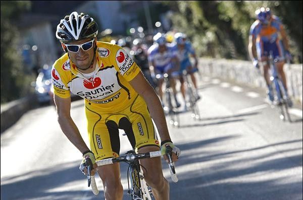 Jos&eacute; Alberto Ben&iacute;tez (Saunier Duval) attacks on the Col d'Eze.