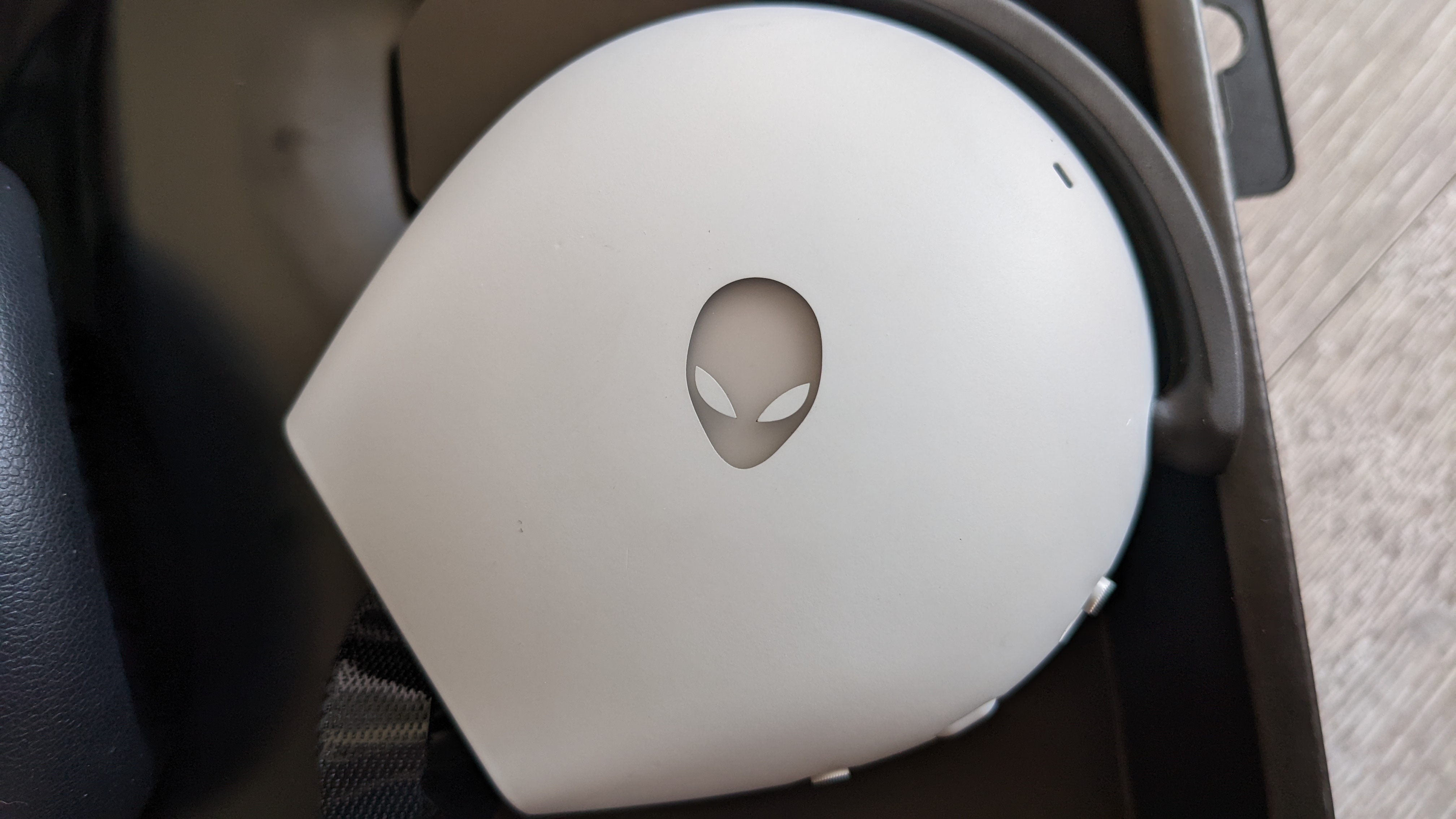 Kulaklığın kulaklık kısmında Alienware 920H logosu