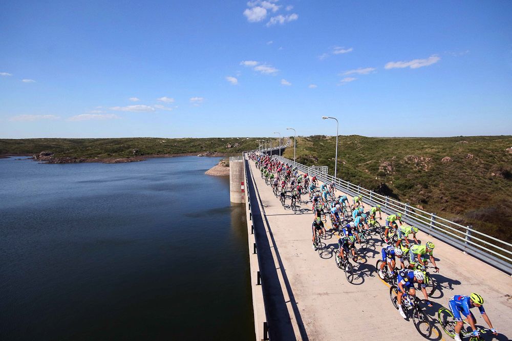 The peloton in action during stage 5 in San Luis.