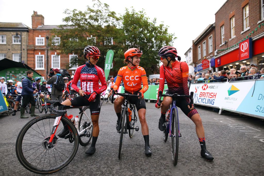 Coryn Rivera, Marianne Vos and Kasia Niewiadoma on the start line