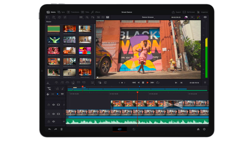 شخصی که صدا و تصویر را با هم در DaVinci Resolve برای iPad برش می دهد