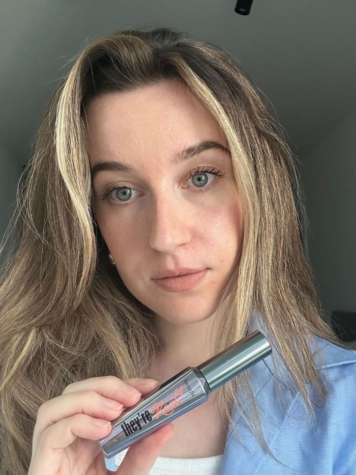Junior beauty editor Grace Lindsay testing Benefit mascaras