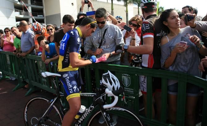 Alberto Contador signs an autograph for a fan in Las Palmas