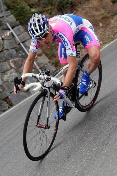 Damiano Cunego (Lampre - N.G.C.) descends through one of the time trial's many tricky turns.