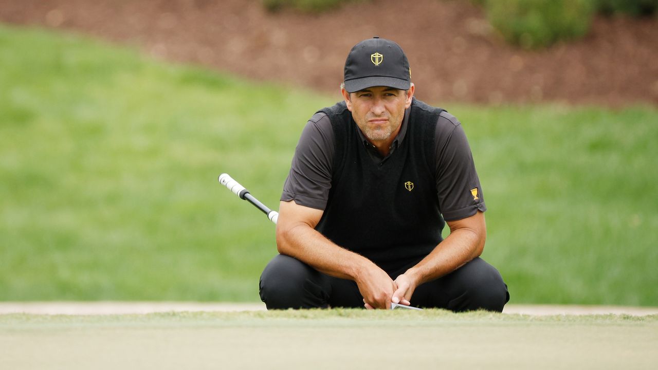 Adam Scott lining up a putt on day four of the 2022 Presidents Cup